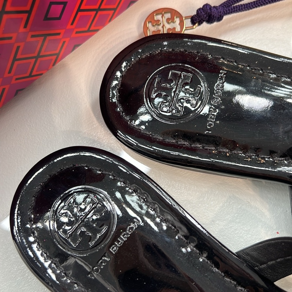 Tory Burch patent leather black sandal with large emblem waterproof size 6.5 NEW - Picture 3 of 10
